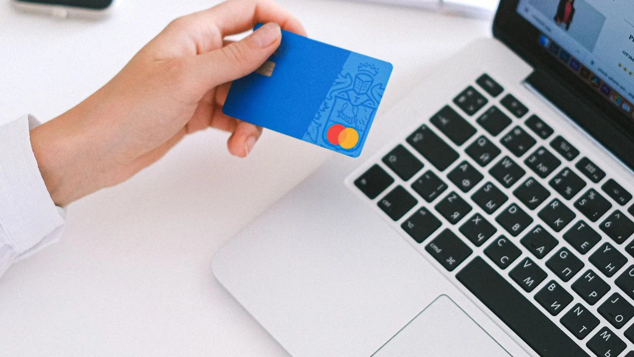 Banking as a Serviceで組み込まれた決済機能をスマートフォンで利用する場面