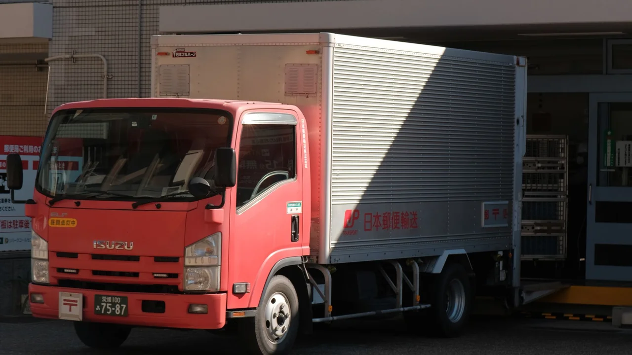倉庫と輸配送——物流システムの守備範囲を表す荷積みの場面