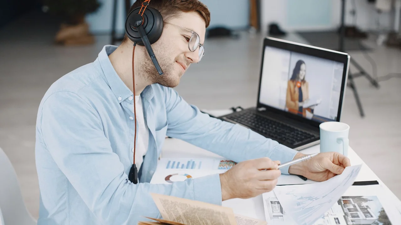 画面側とサーバー側を1人で担うフルスタックエンジニアの作業風景