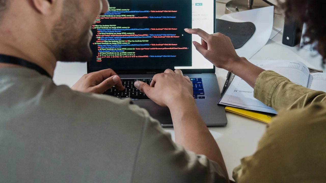 業務システムの開発手法(SaaS・ノーコード・スクラッチ)を検討する場面