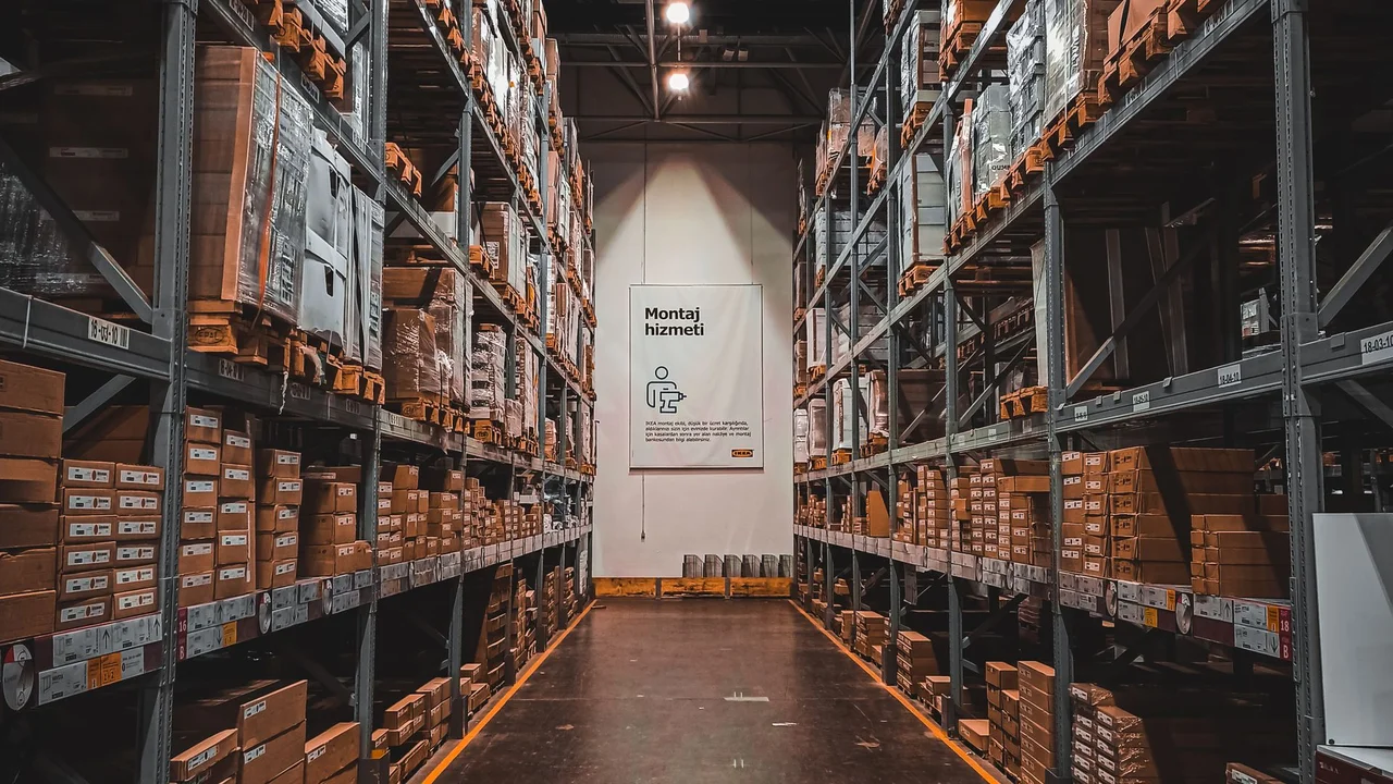 販売管理システムが扱う受注から出荷までの業務を確認する担当者