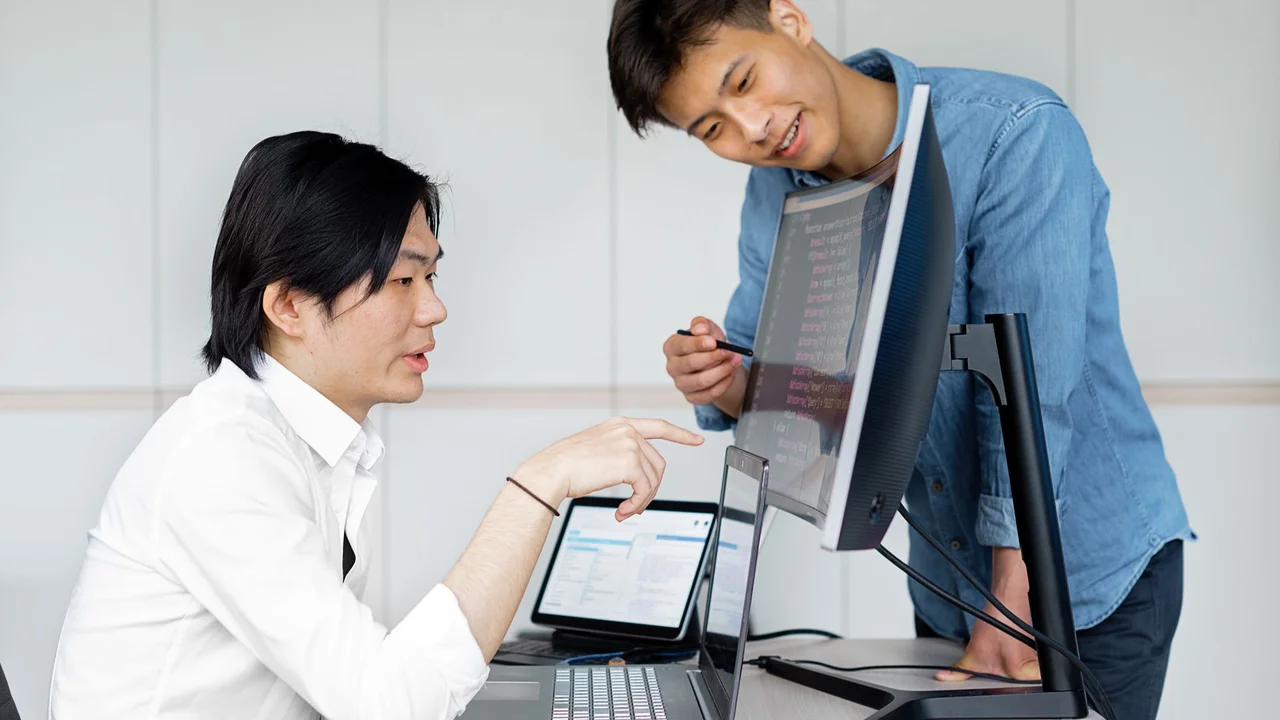 給与計算システムへの連携と保守を検討する担当者