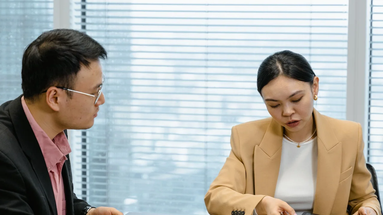 SESの発注者がSES企業の担当者を通じて業務を依頼する場面