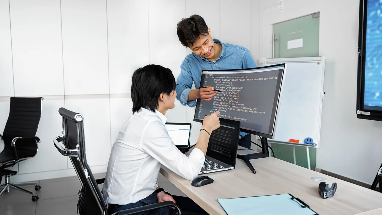 ソフトウェアとハードウェアの違いを確かめるオフィスのパソコンと担当者
