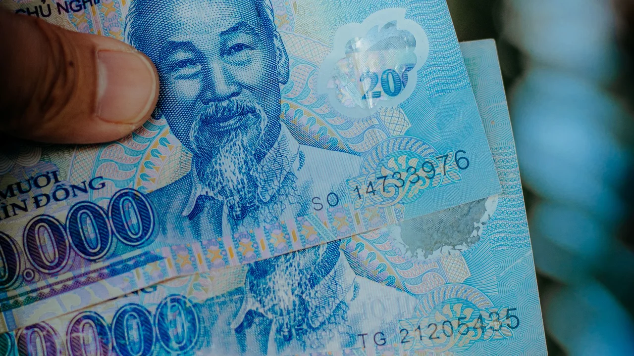 ベトナムの平均月収と最低賃金を確認する手元